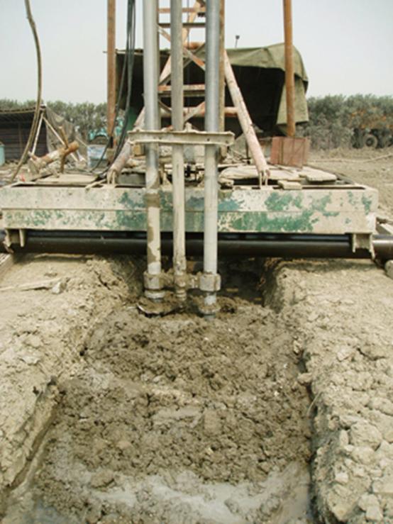 大型的深井有高压,高温水泥制品管,井管直径360mm,每根长度为4米,两头