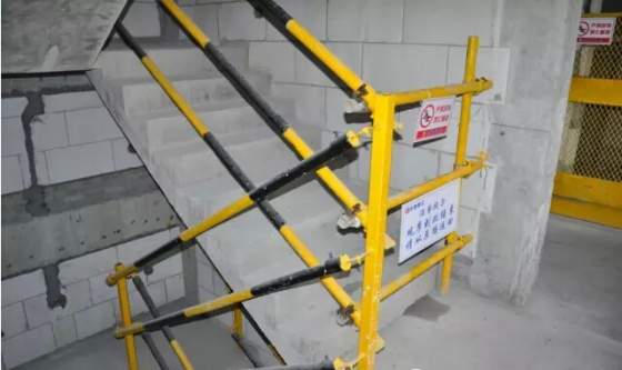 楼梯扶手|楼梯防护栏|楼梯临边防护    湖南子平金属工地楼梯护栏高压