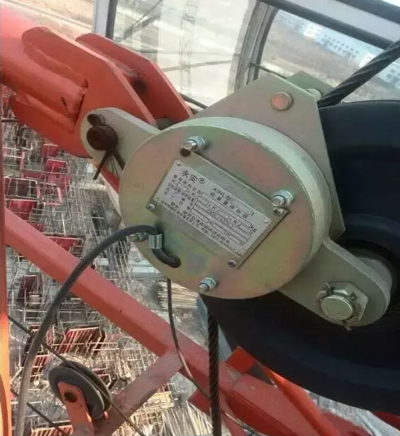 塔吊租赁公司提醒建筑工地上塔吊安全检查需注意要点  ①  力矩限位器